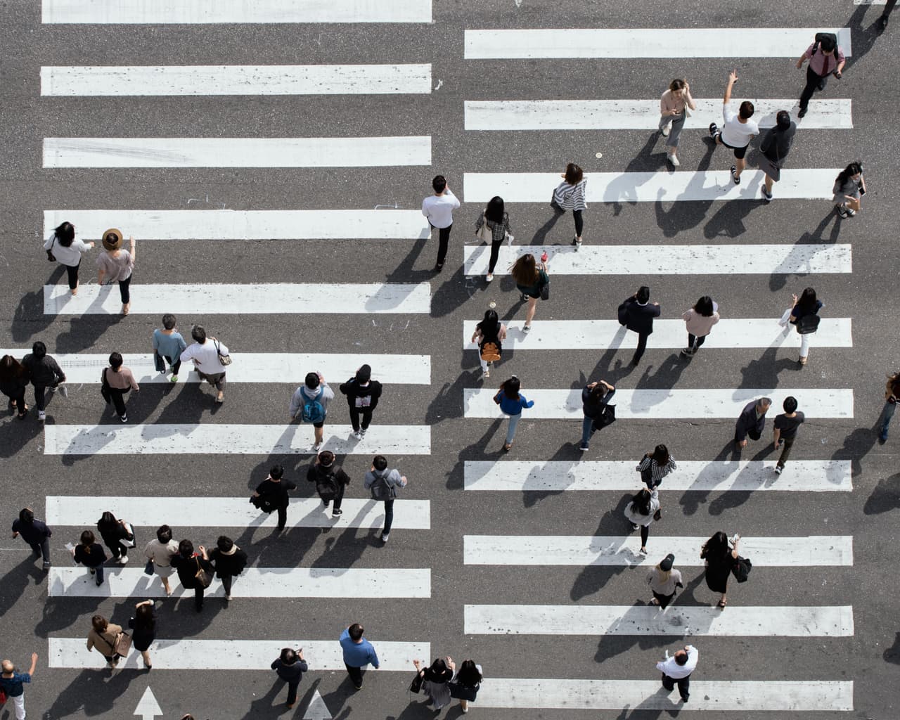 Come questa folla di persone che attraversano la strada, i tuoi dati devono essere ben organizzati e spostarsi al momento giusto, nella giusta direzione.